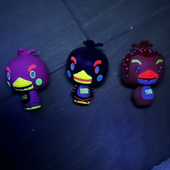 3 Funko Five Nights At Freddys Pint Size Blacklight Chica Black Purple Chocolate - Picture 2 of 12